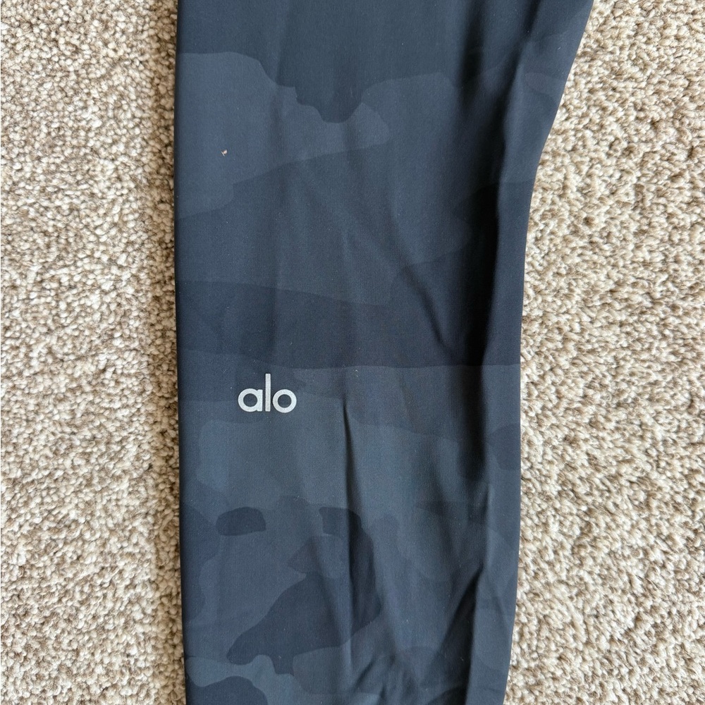 ALO Yoga CamoLeggings size small - Picture 3 of 5